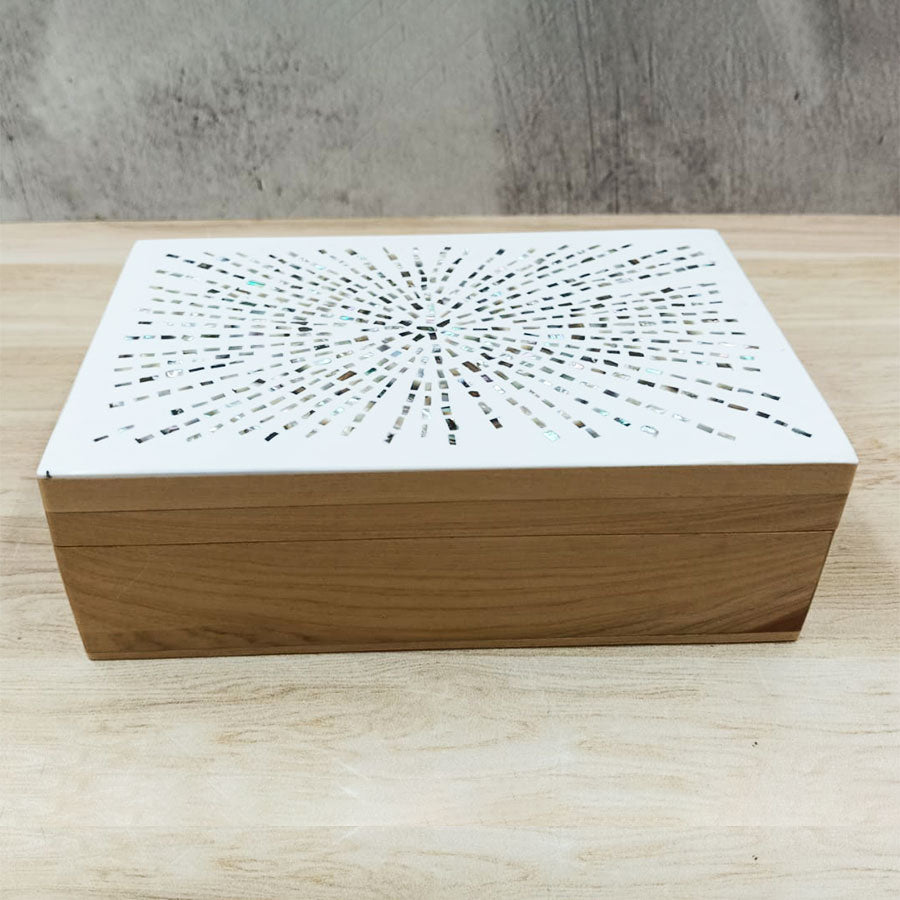 Caja rectangular de madera con incrustaciones de concha – Tikal