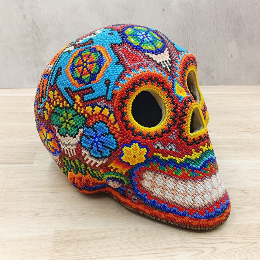 Cráneo con arte wixárika – Tikal Artesanías Mexicanas