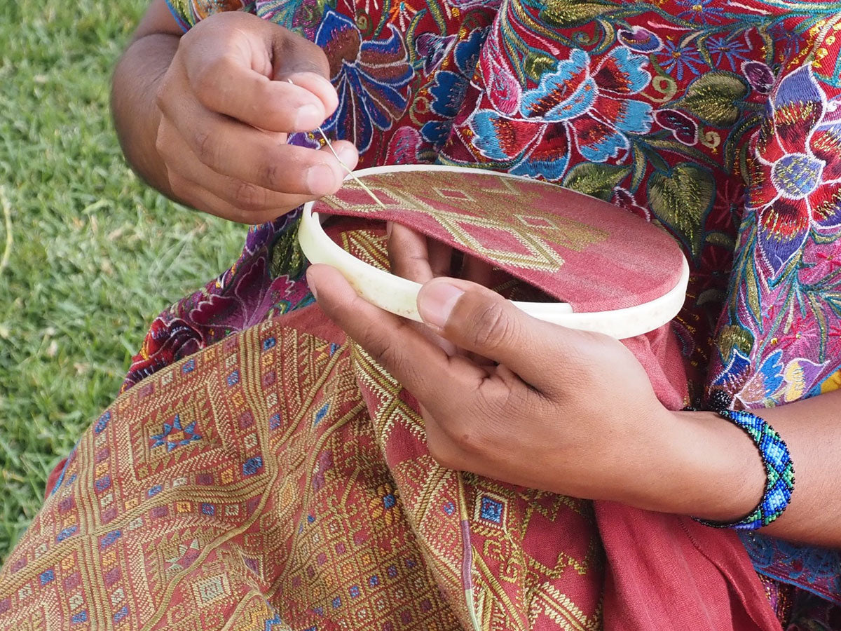mujer artesana bordando a mano