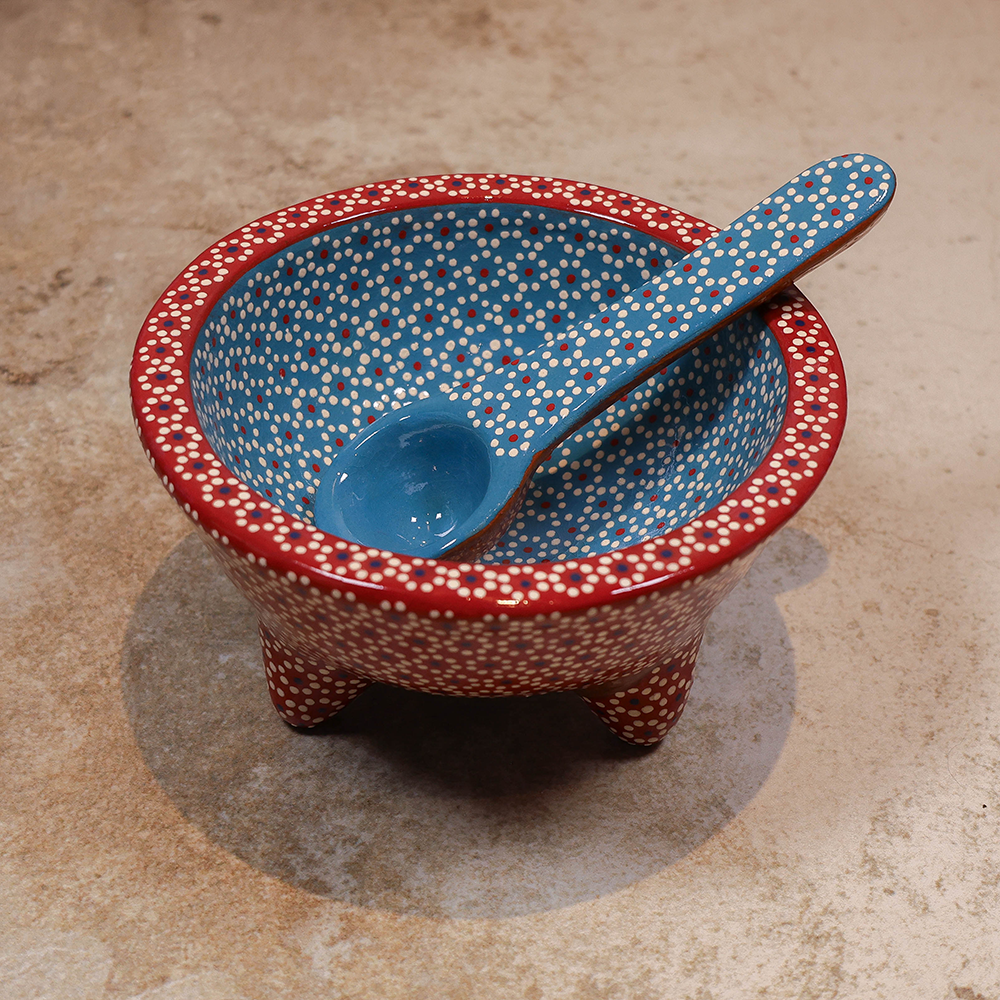 Two-color molcajete