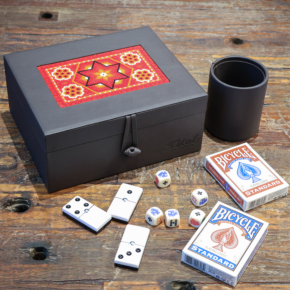 Caja juego cubilete con arte huichol