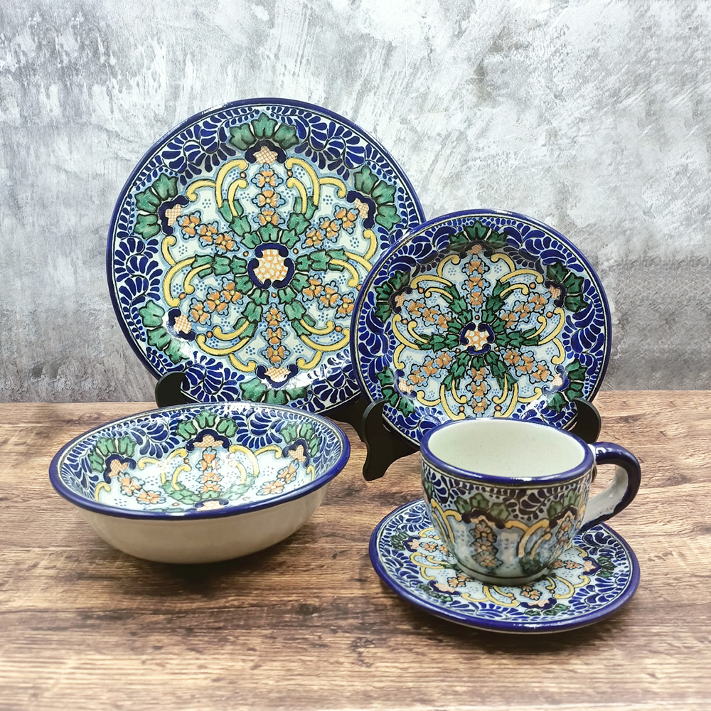 Vajilla de talavera con diseño tradicional