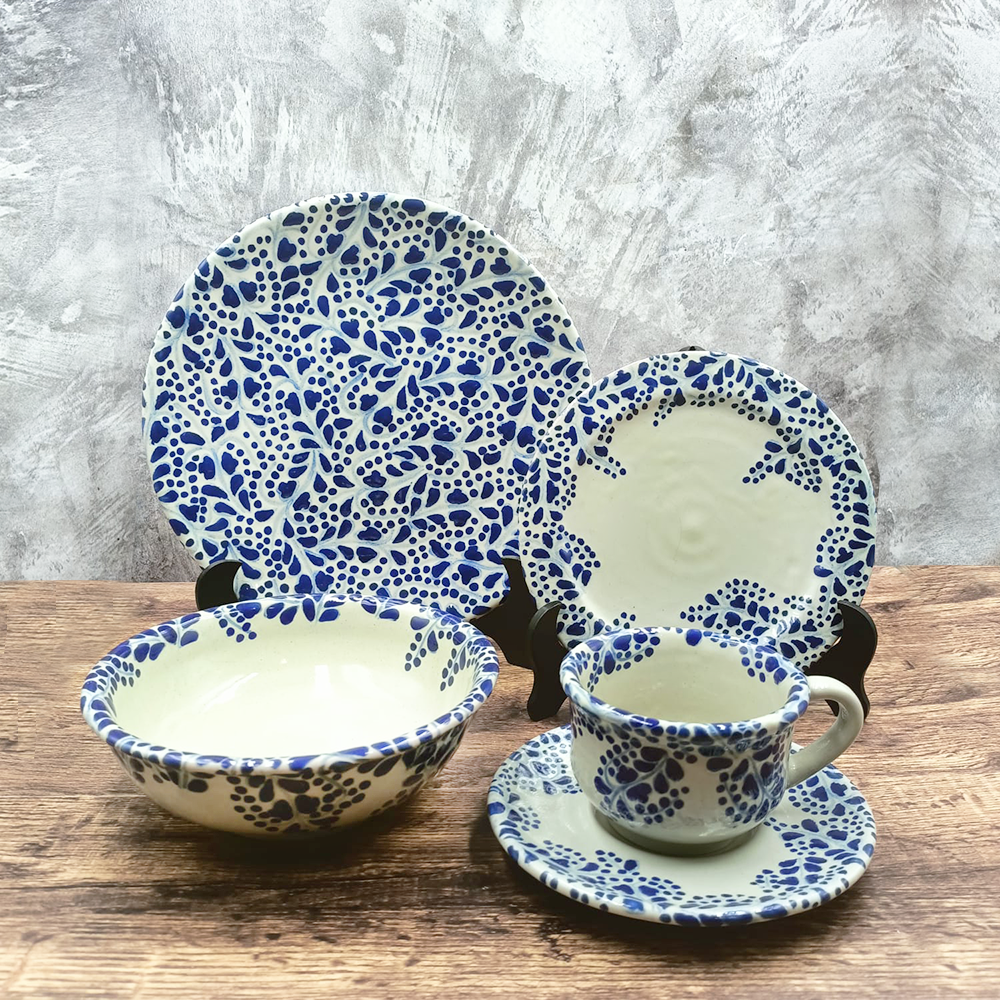 Vajilla de talavera diseño plumeado azules