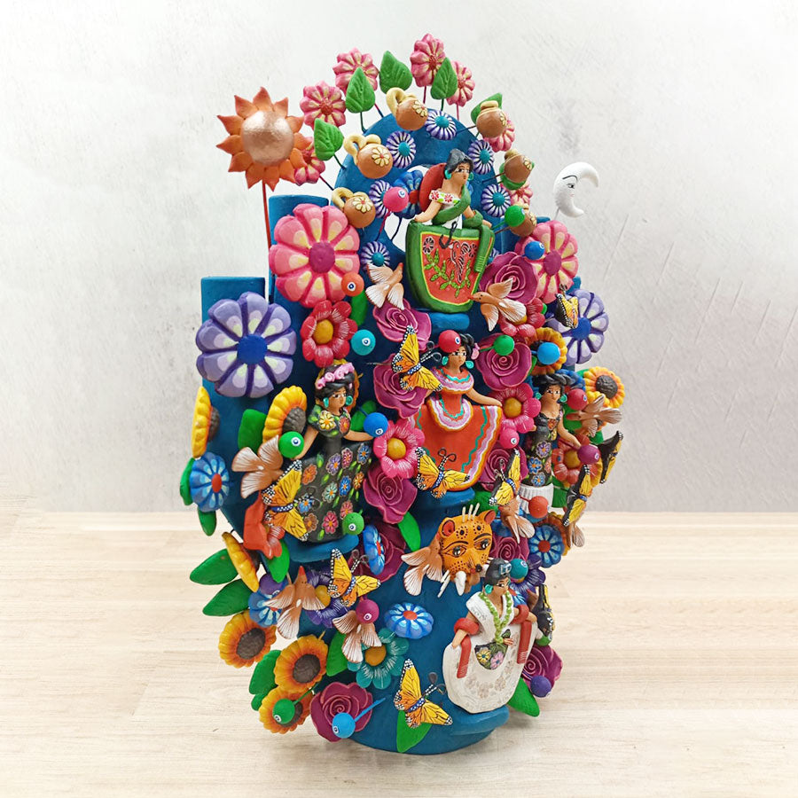 Árbol de la vida azul marino con trajes típicos