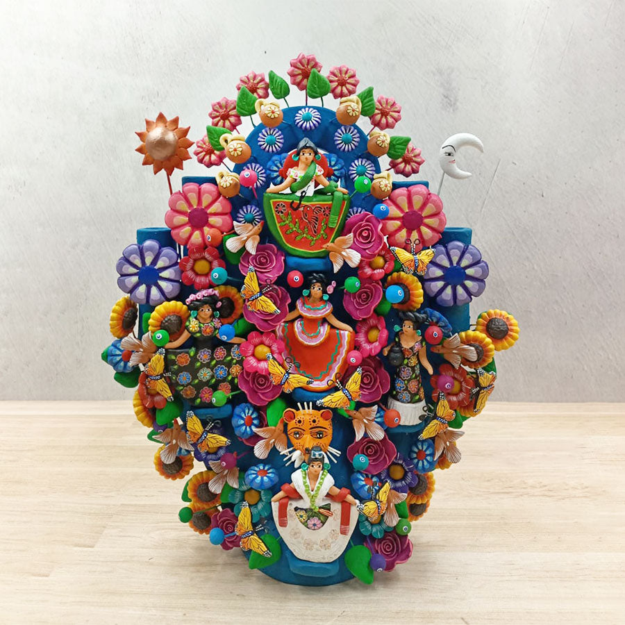 Árbol de la vida azul marino con trajes típicos