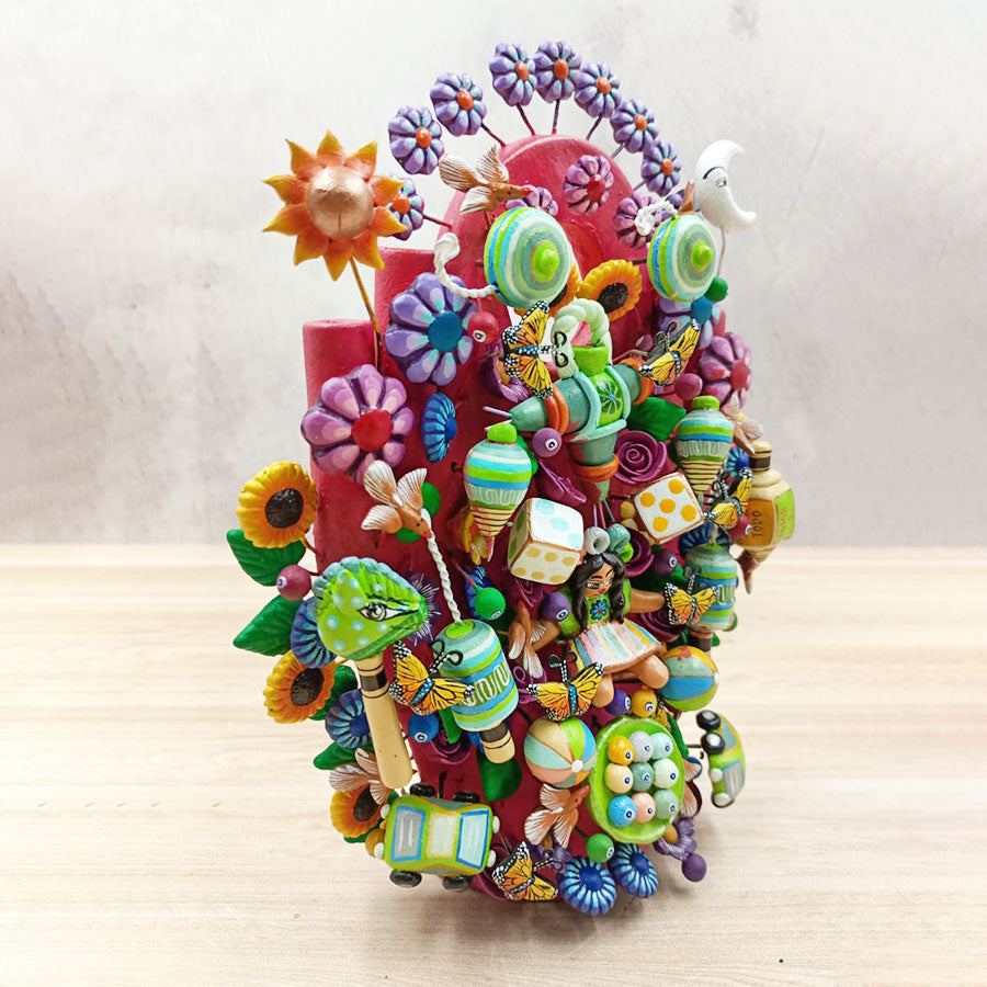 Árbol de la vida rosa con juguetes mexicanos