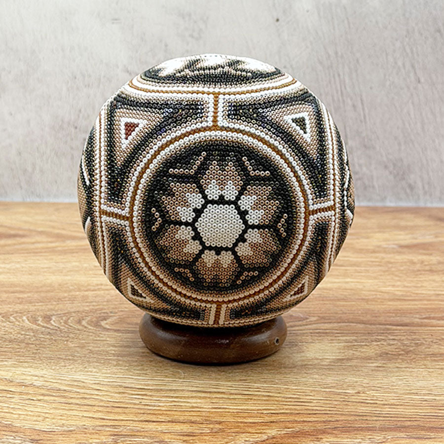 Balón café con diseño huichol