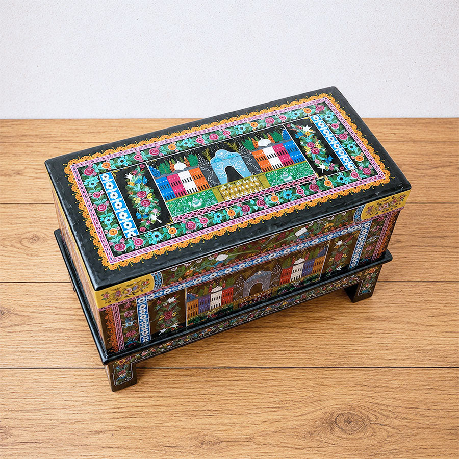 Baúl estilo antiguo con flores de Olinalá