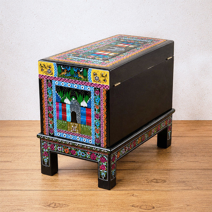 Baúl estilo antiguo con flores de Olinalá