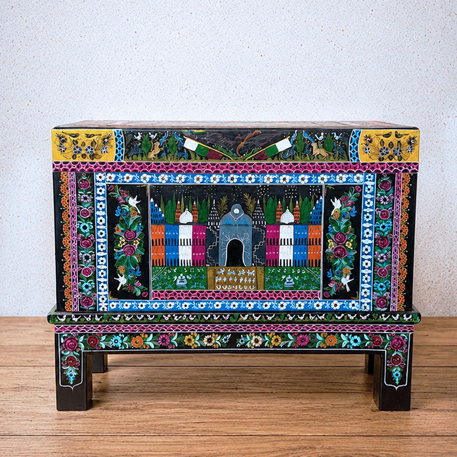 Baúl estilo antiguo con flores de Olinalá