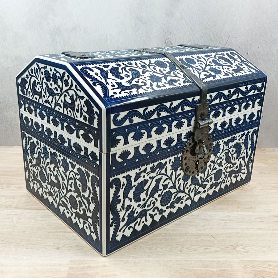 Small blue trunk from Olinalá with ironwork