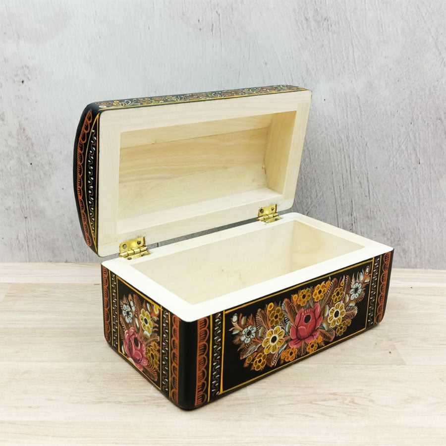 Baúl negro con flores