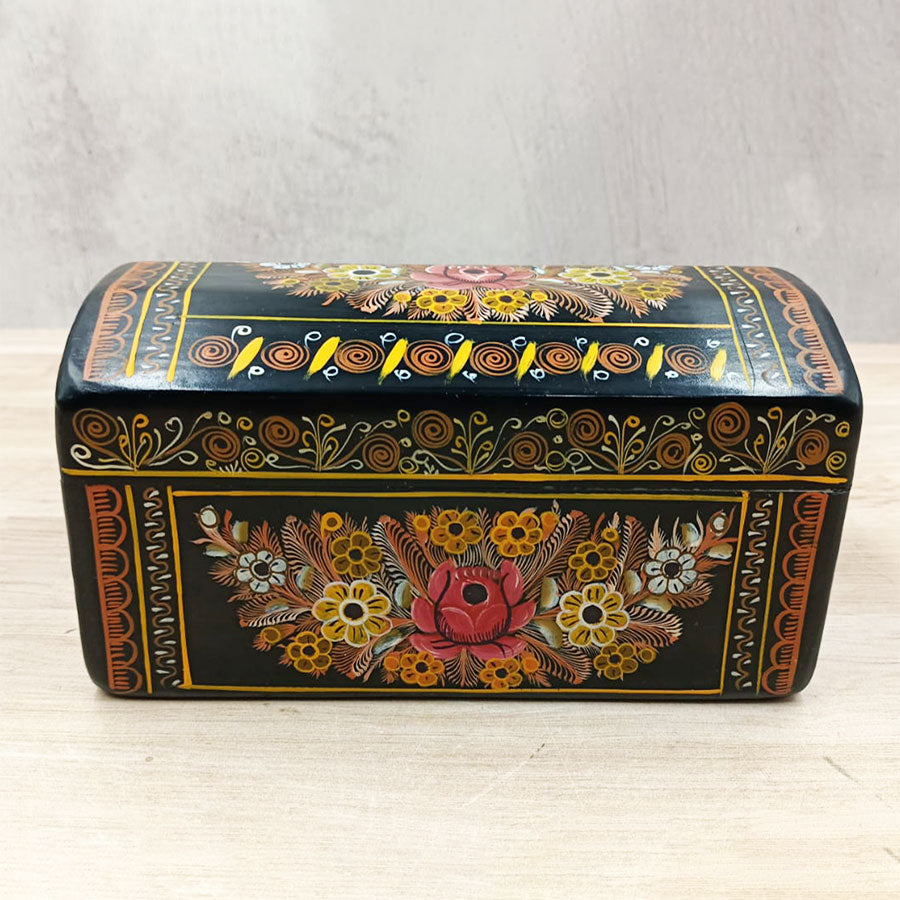 Baúl negro con flores