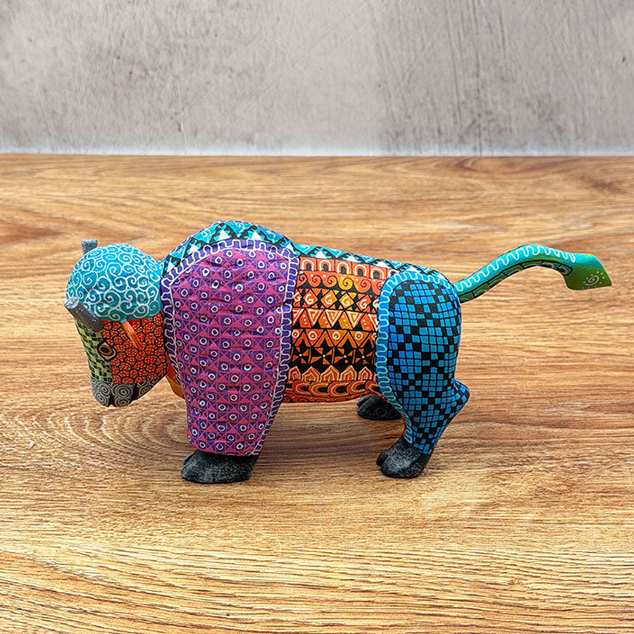 Bisonte alebrije morado y azul