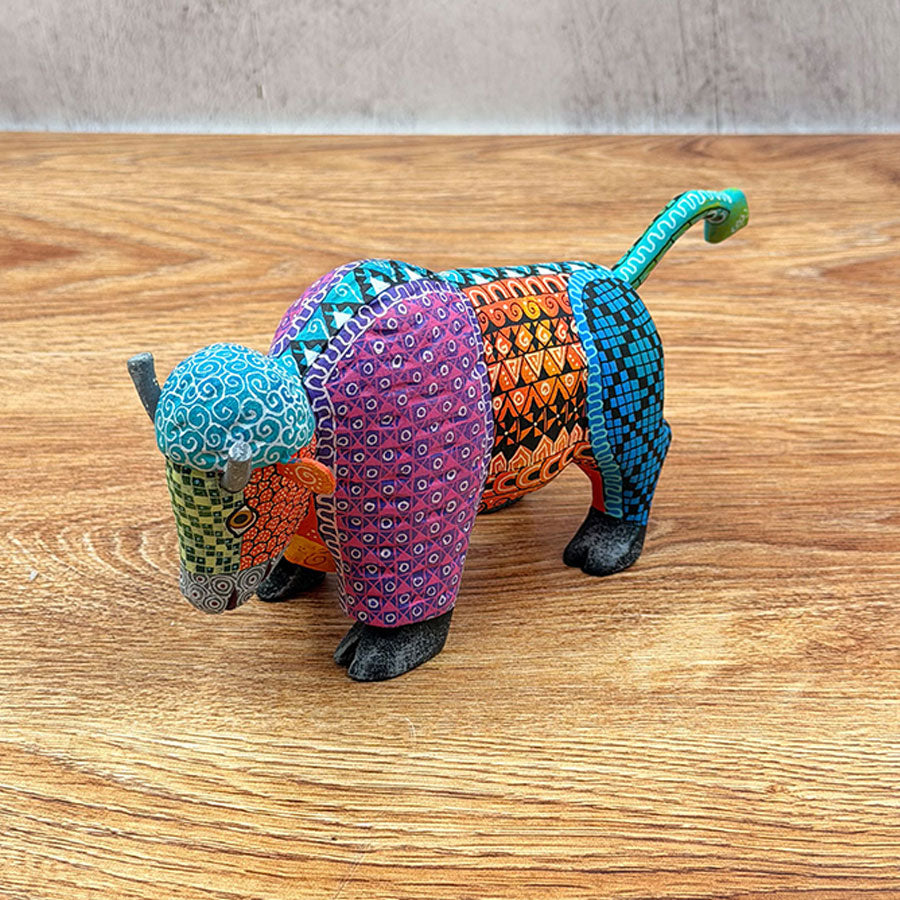 Bisonte alebrije morado y azul