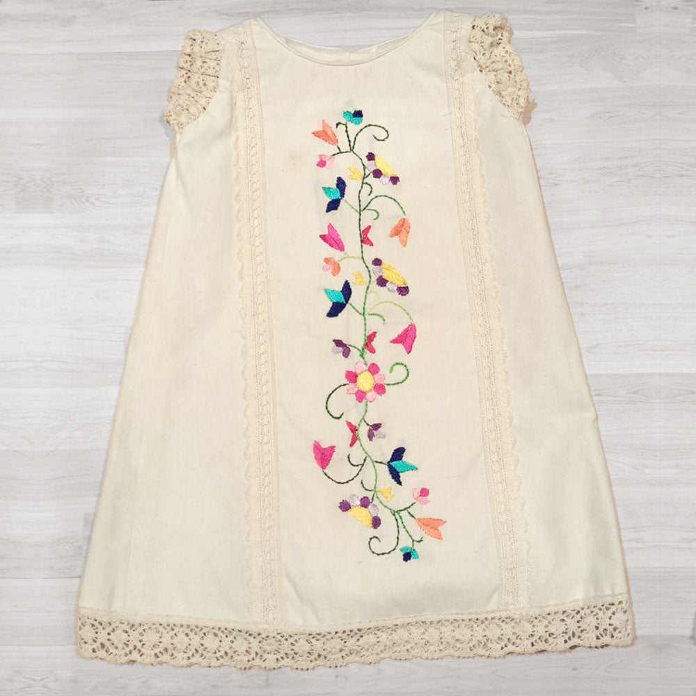 Vestido beige con motivos florales para niña