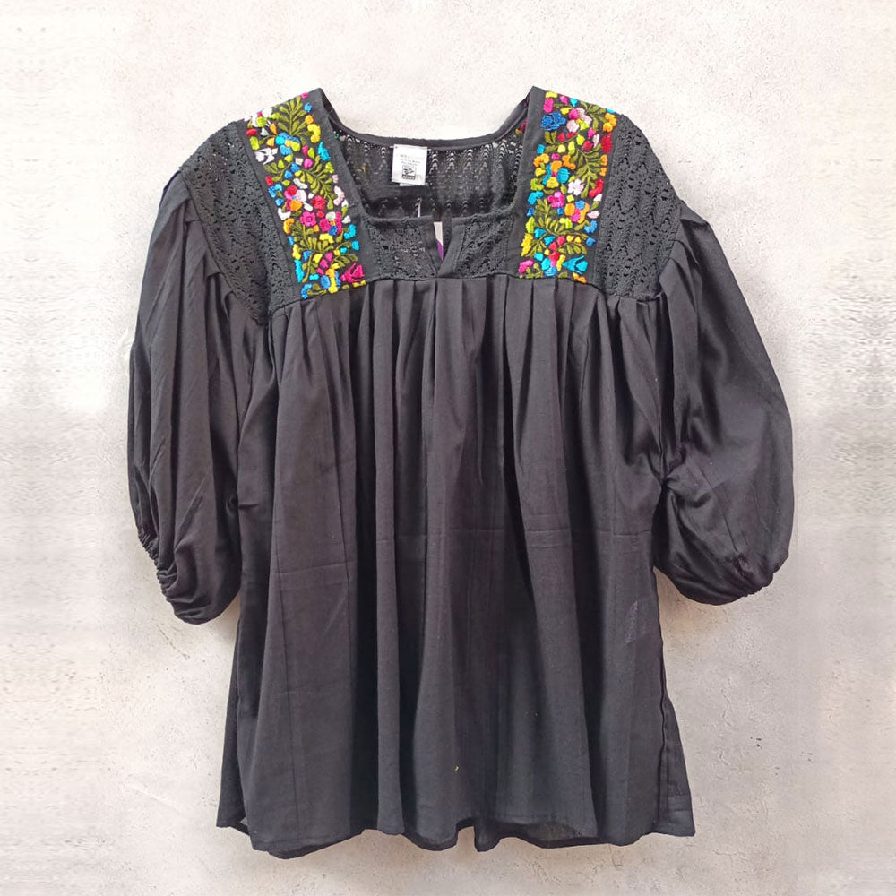 Itzel blouse with embroidered flowers