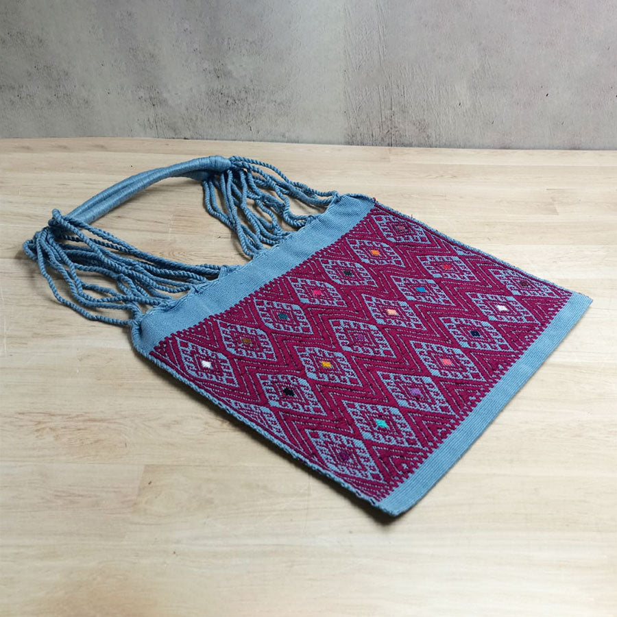 Bolsa con brocado bordado