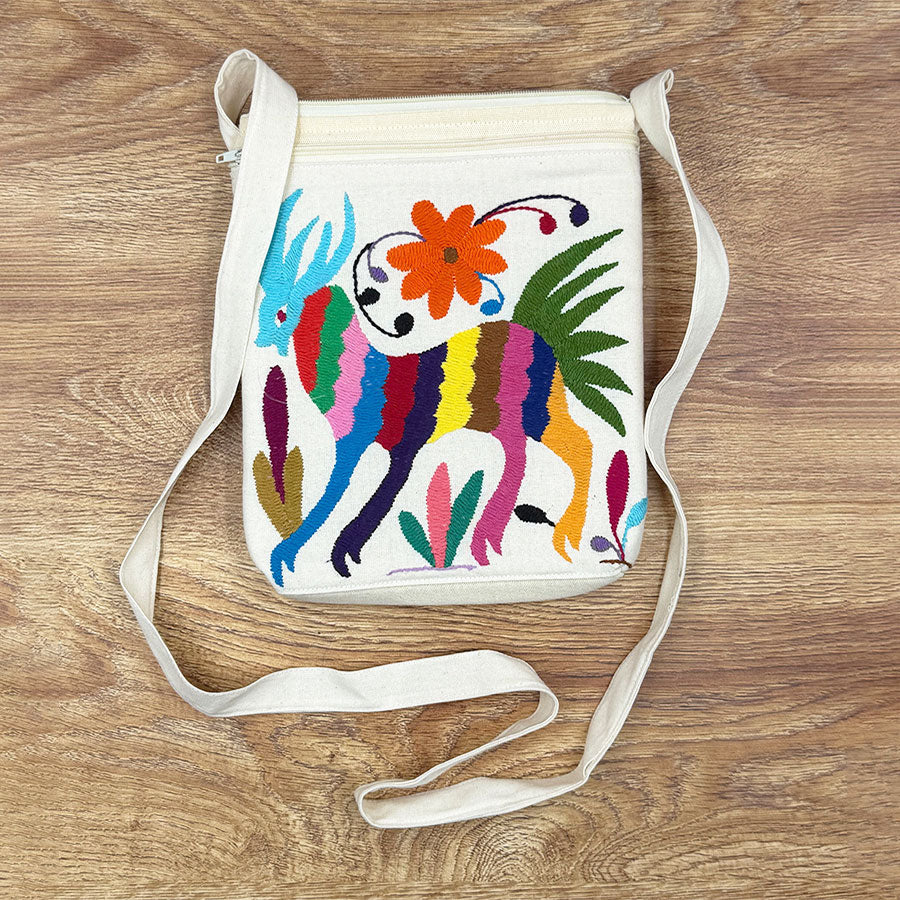 Bolsa beige con cierre y bordado otomí de colores