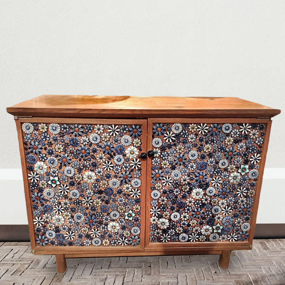 Mueble bufetero de madera y flores de cerámica