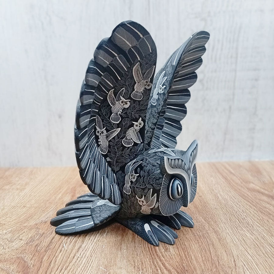 Búho alebrije gris en vuelo