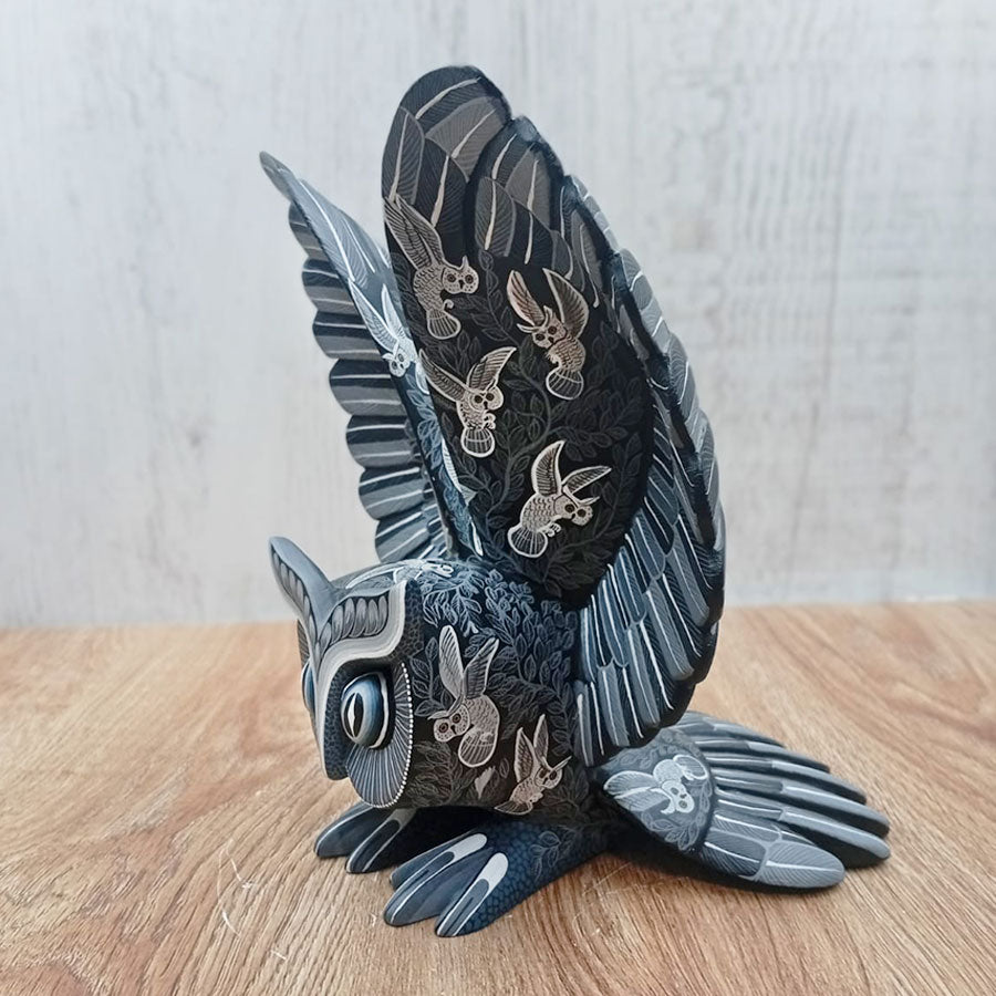 Búho alebrije gris en vuelo