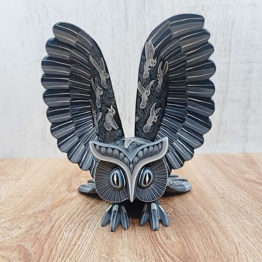 Búho alebrije gris en vuelo