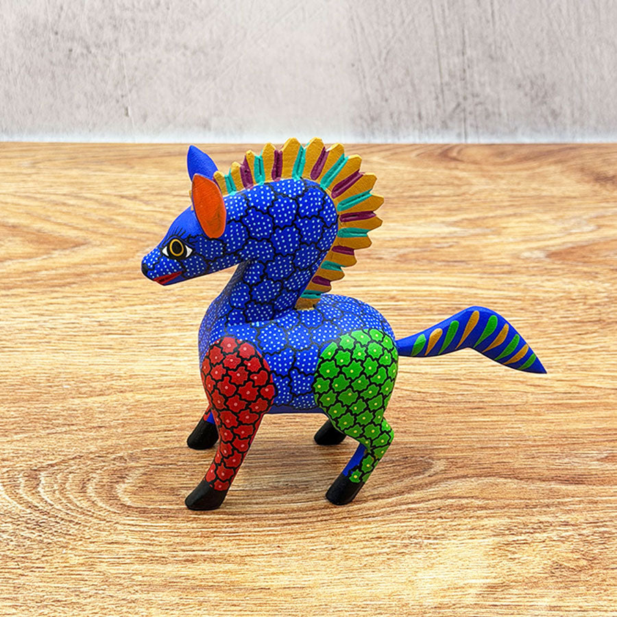 Caballo alebrije azul y rojo