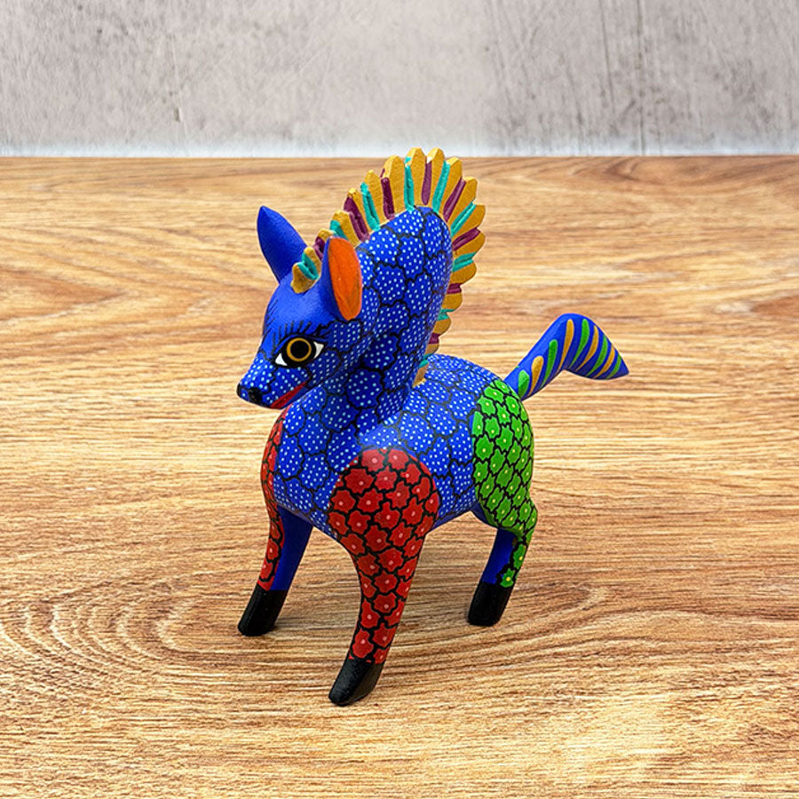 Caballo alebrije azul y rojo