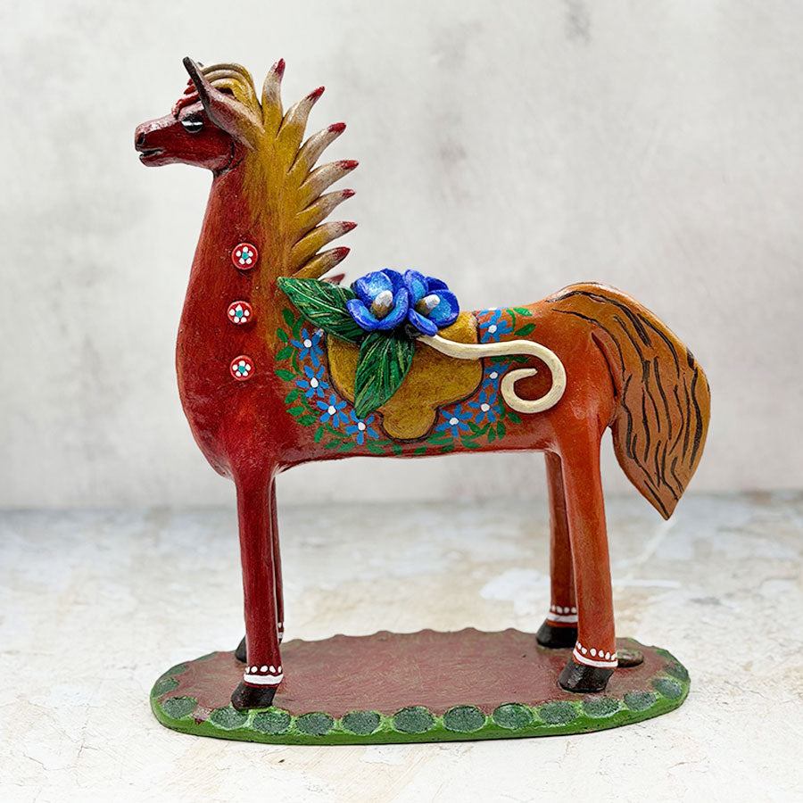 Caballo rojo pintado