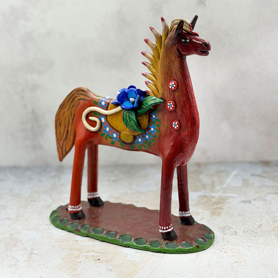 Caballo rojo pintado