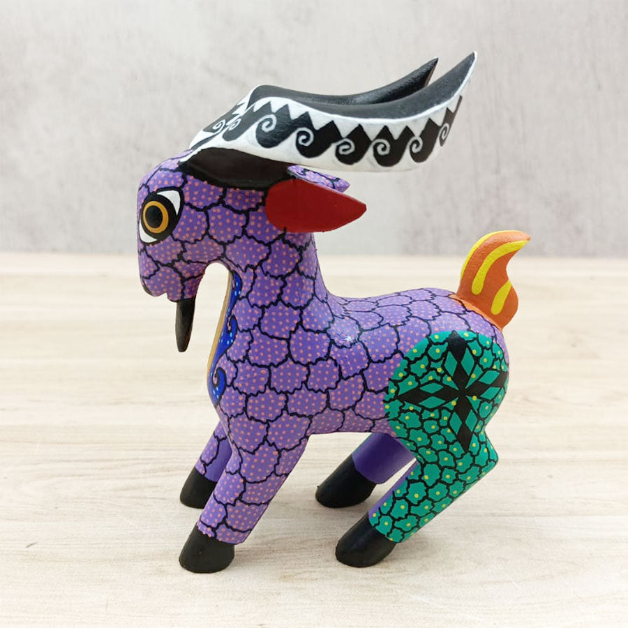 Cabrita alebrije morada