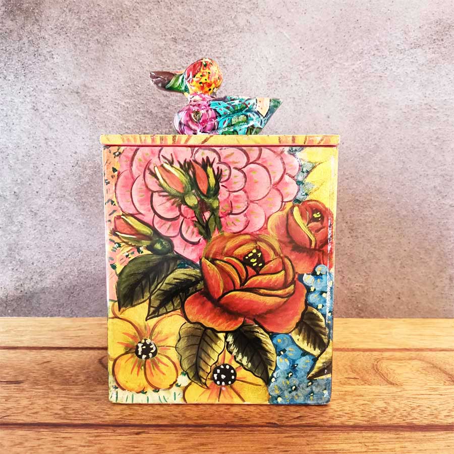 Caja alta con flores