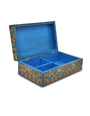 Caja azul decorada con flores