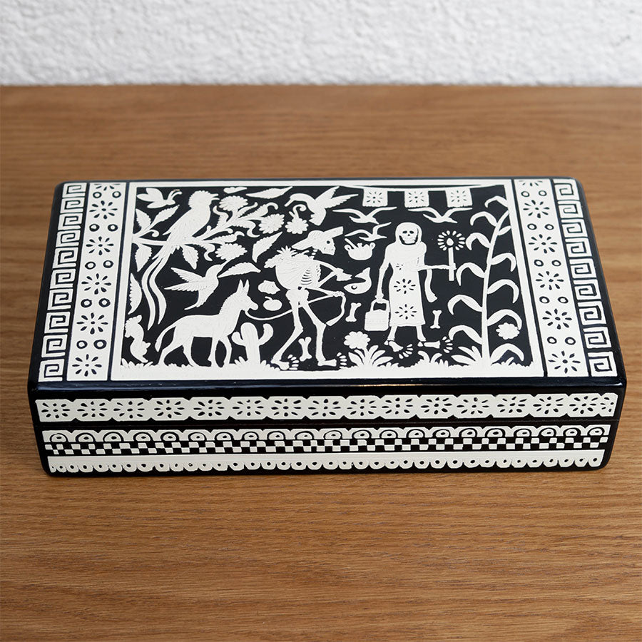 Caja rectangular con calaveritas en blanco y negro