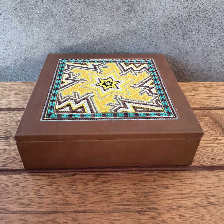 Caja cuadrada café con diseño huichol grande