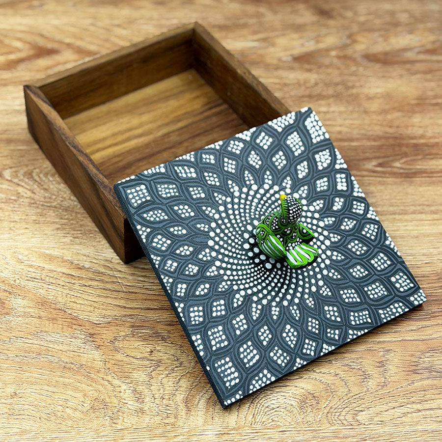 Square box with decorated lid with rooster