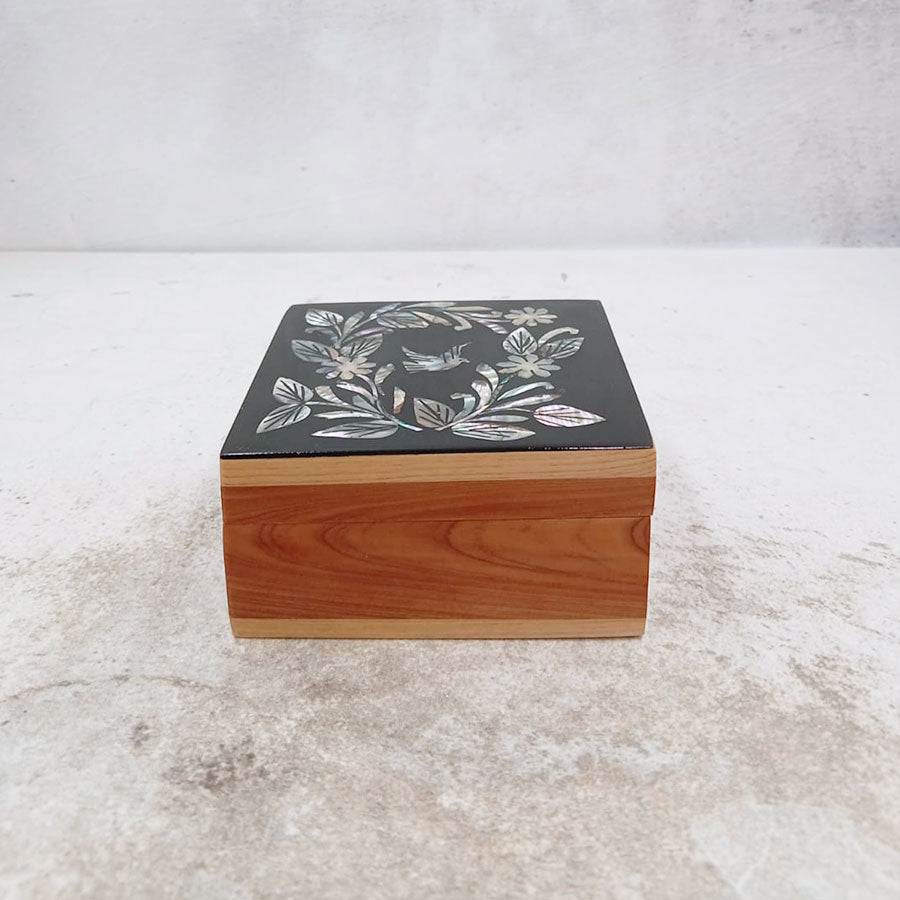 Caja cuadrada con incrustaciones de concha #11