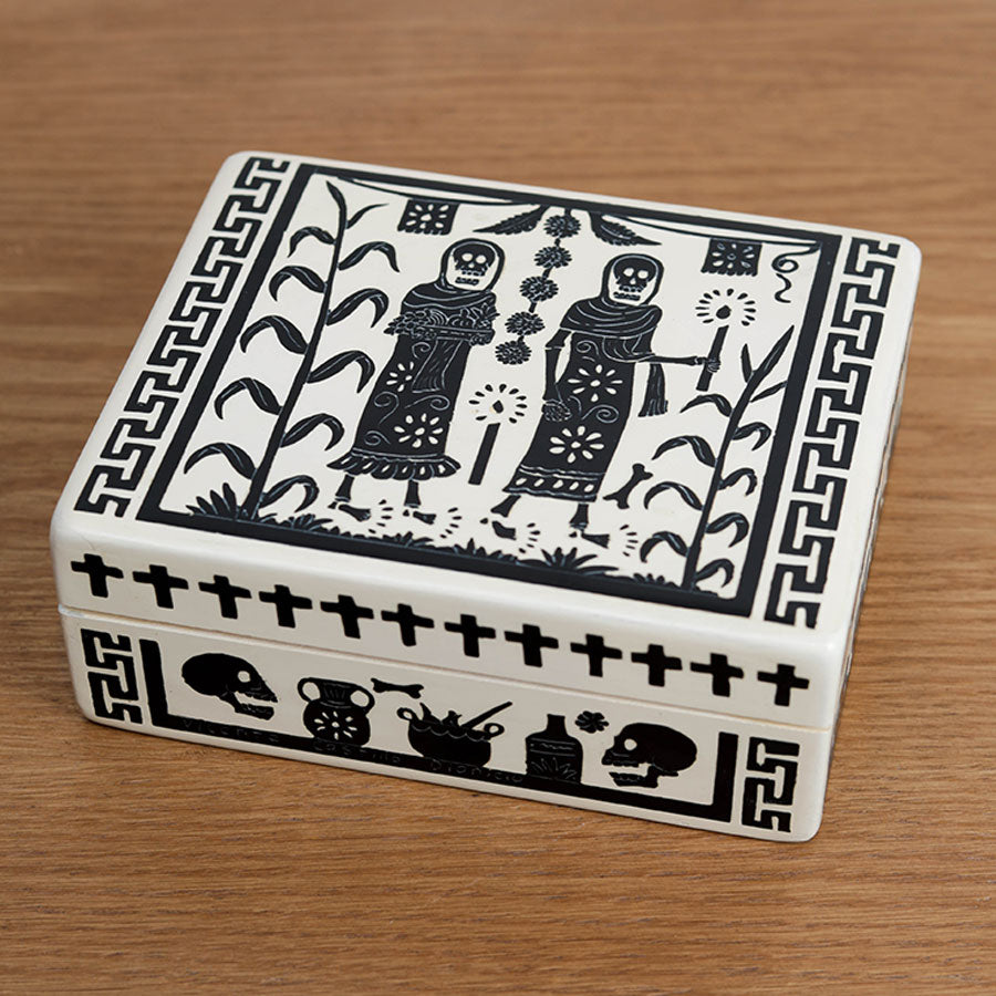 Caja con dos calaveritas en blanco y negro