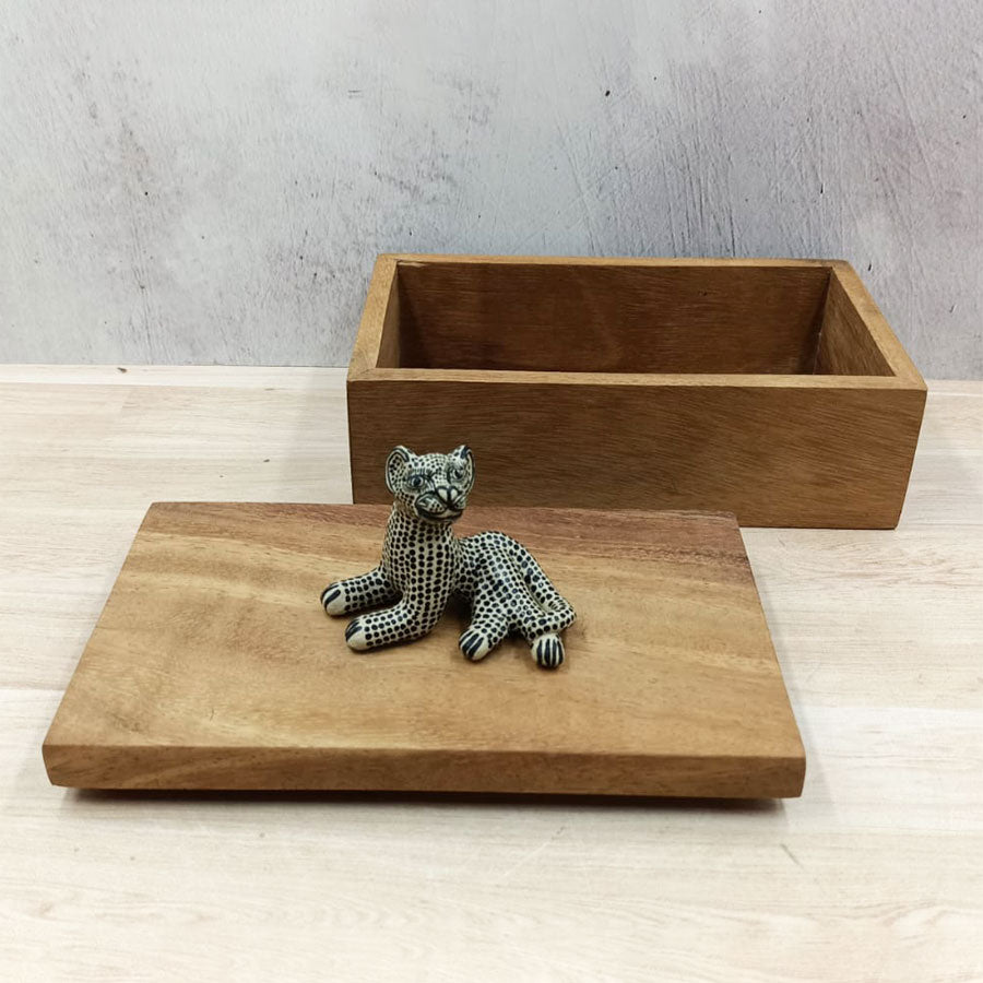 Caja rectangular con jaguar