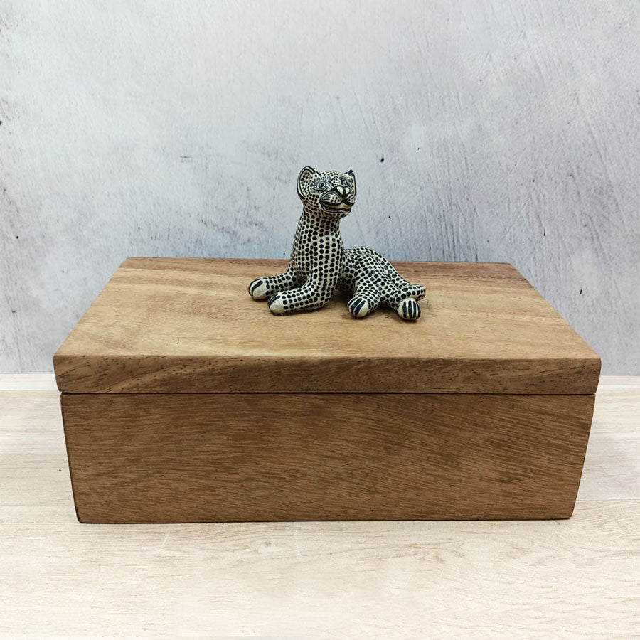 Caja rectangular con jaguar