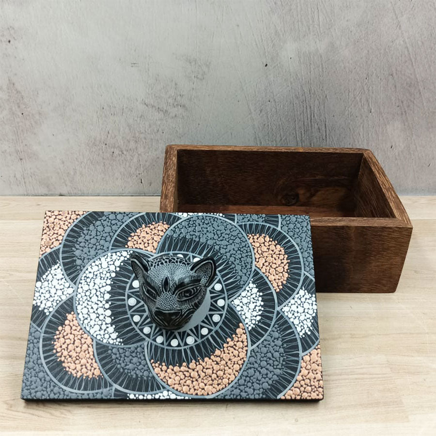 Caja especial con cabeza jaguar