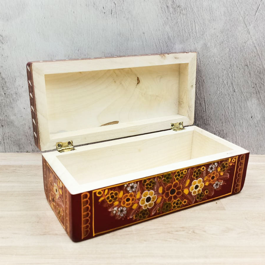 Caja lapicera roja con flores