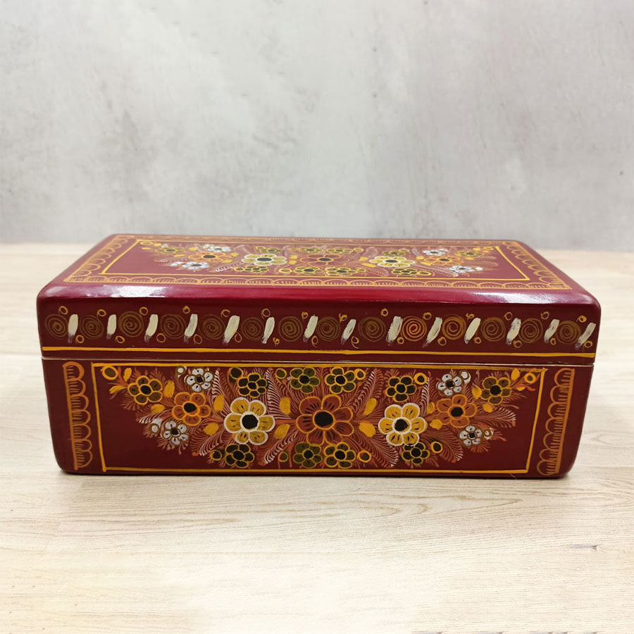 Caja lapicera roja con flores