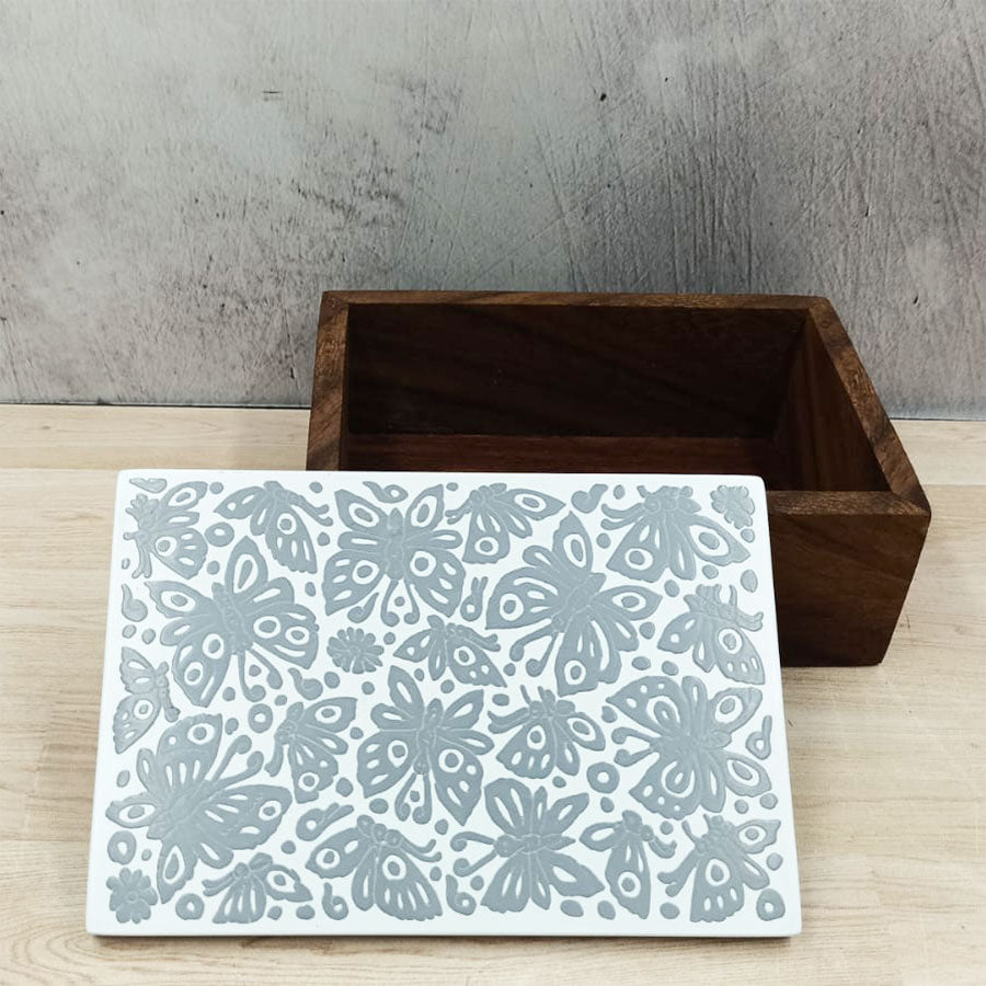 Special box with Olinalá lacquer lid