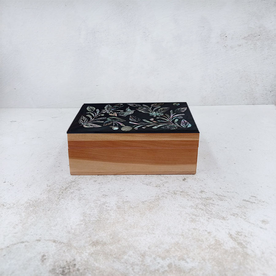 Caja rectangular con incrustaciones de concha #12