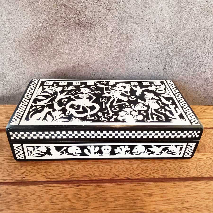 Caja para té diseño fiesta de calaveritas en blanco y negro