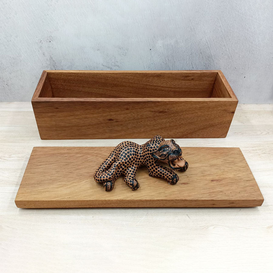 Caja rectangular con jaguar completo