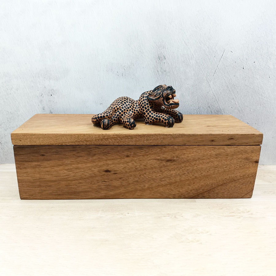 Caja rectangular con jaguar completo