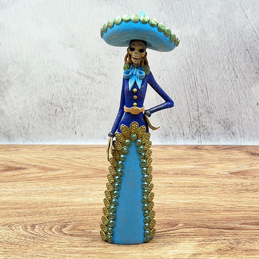 Catrina con traje de charra de faena aqua y azul